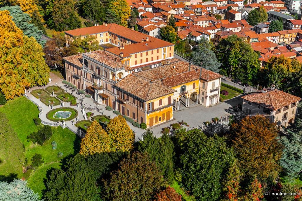 瓦雷泽卡格罗纳别墅酒店的享有大房子空中美景,设有庭院
