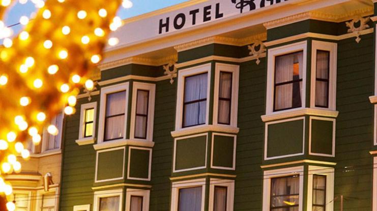 旧金山波汉姆酒店的绿色建筑,上面有酒店标志