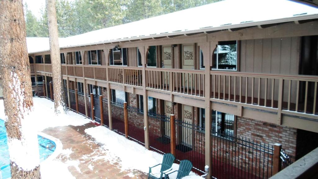 南太浩湖The Lodge at Lake Tahoe, a VRI resort的地面上积雪的建筑景观