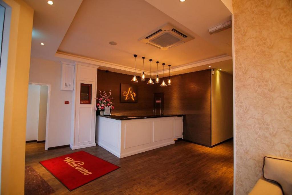 怡保艺术小屋酒店的厨房配有柜台和红色地毯