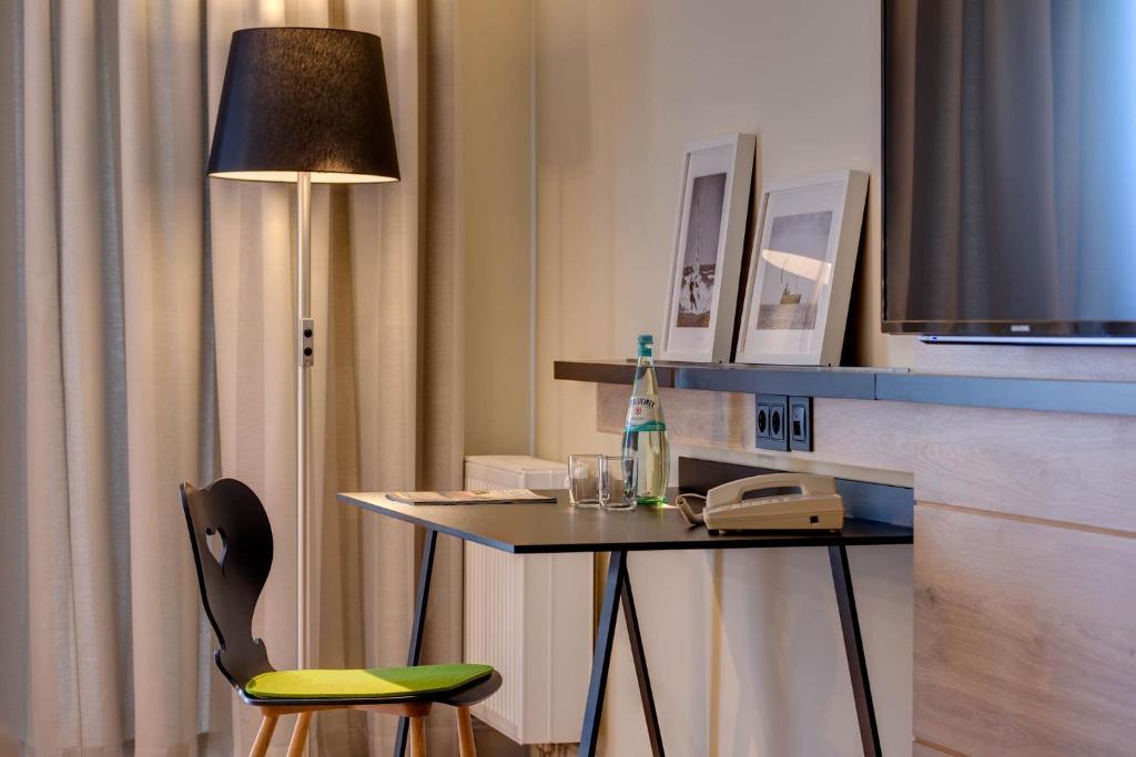 伯格奥夫费马恩伯格-克劳斯餐厅酒店的配有一张桌子、一部电话和一盏灯的房间