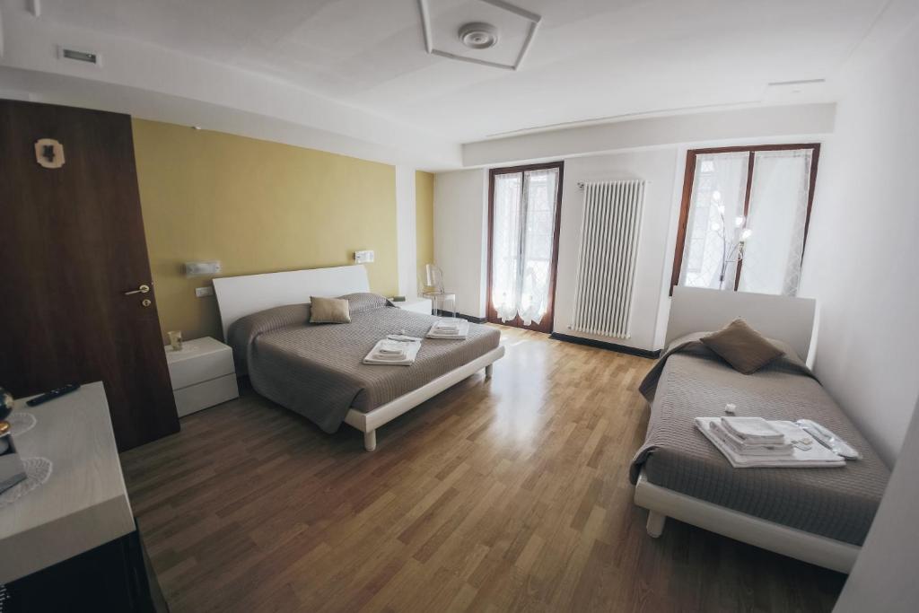 维罗纳Residenza al Castello的酒店客房带两张床和一间浴室