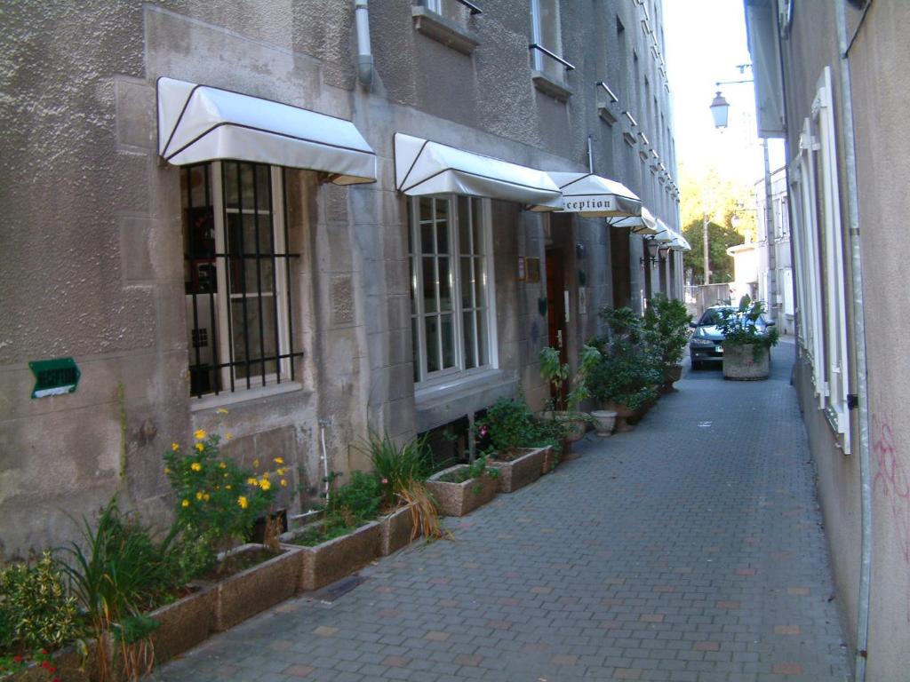 拉苏特兰A La Porte Saint Jean的大楼一侧带遮阳伞的小巷