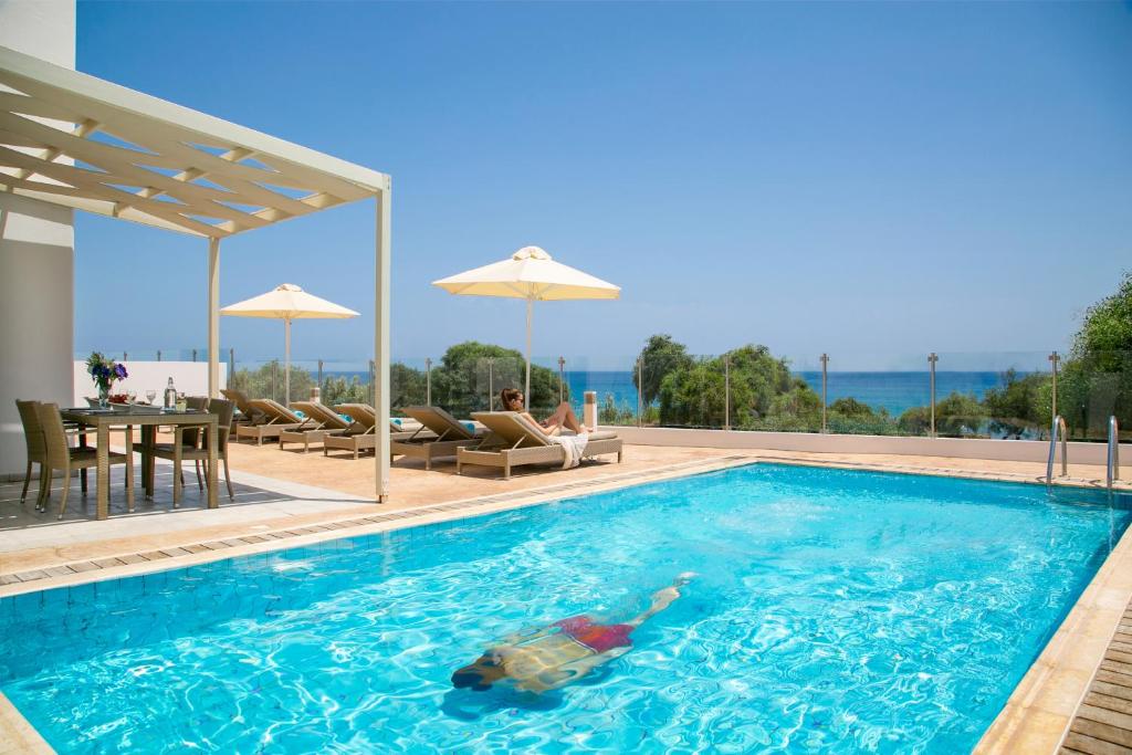 普罗塔拉斯Althea Kalamies Luxury Villas的水中养有乌龟的游泳池