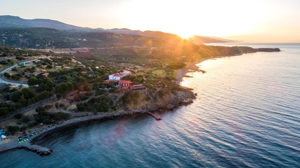 贝拉姆卡尔阿索斯露台酒店的水面上岛屿的空中景观