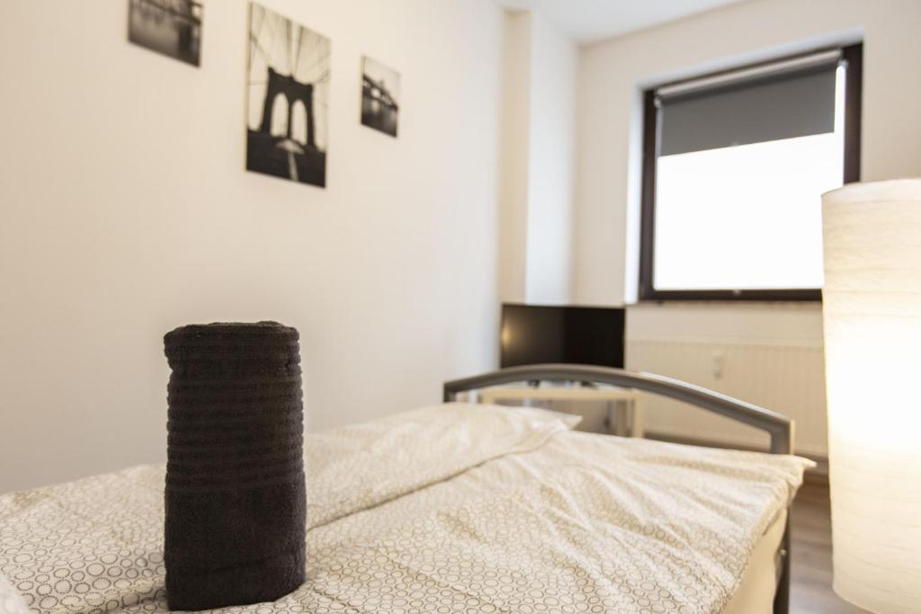 不来梅港AVR Apartment HOF 1的一间卧室配有一张带窗户和桌子的床