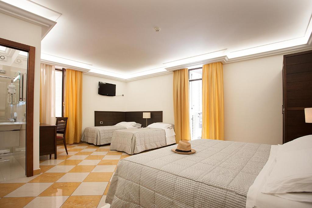 那不勒斯阿尔伯格德尔高尔夫酒店的酒店客房带两张床和厨房