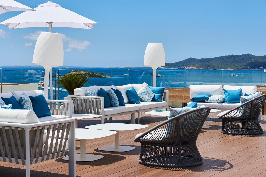 伊维萨镇欧洲之星伊维萨岛酒店的天井配有沙发、椅子和遮阳伞