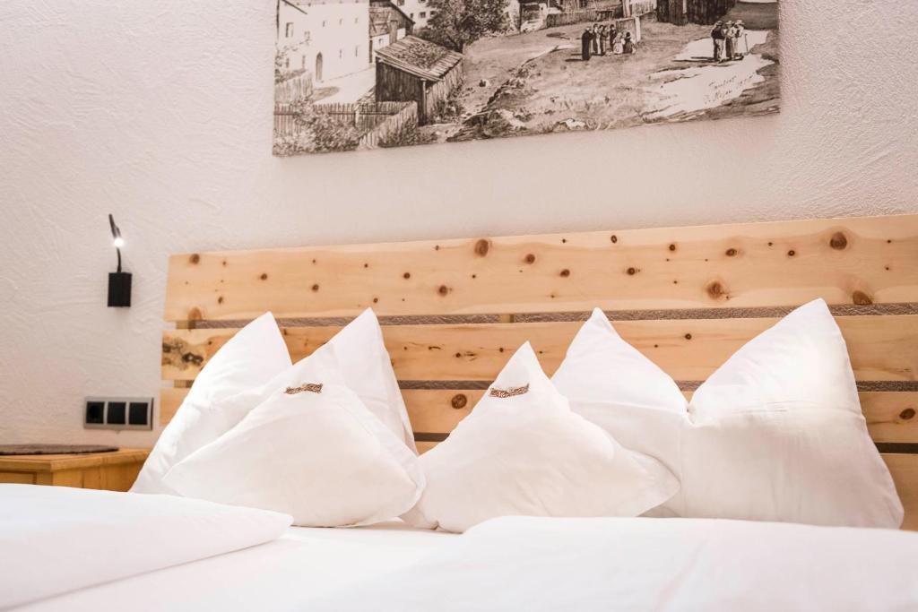 坎波图雷斯梅尔祖霍夫自然公寓酒店的白色的床和白色枕头