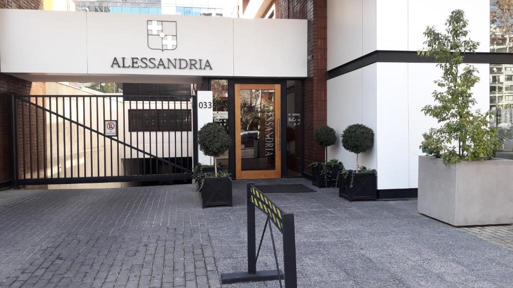 圣地亚哥Alessandria Apart - El Bosque Norte的一座有亚历山德拉字样的建筑