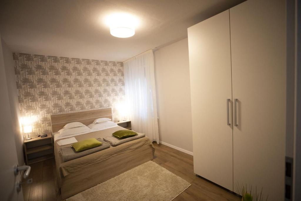蒂米什瓦拉SMP apartment 3的一间小卧室,配有床和白色橱柜