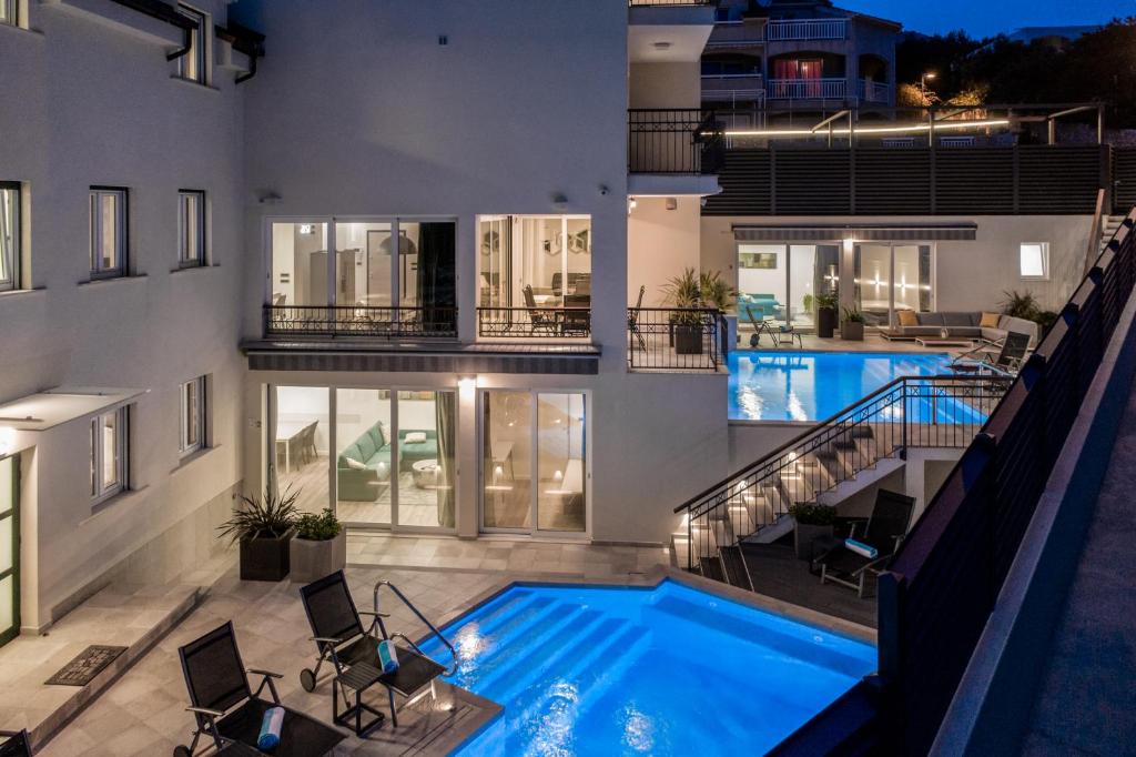 赫瓦尔Hotel - Aparthotel Teranea City Hvar的享有带游泳池的建筑的空中景致