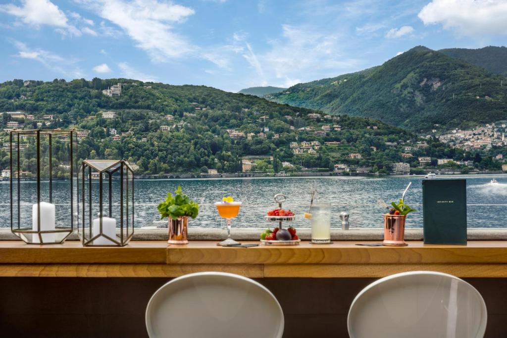 科莫Vista Palazzo - Small Luxury Hotels of the World的一张享有水景和山景的桌子