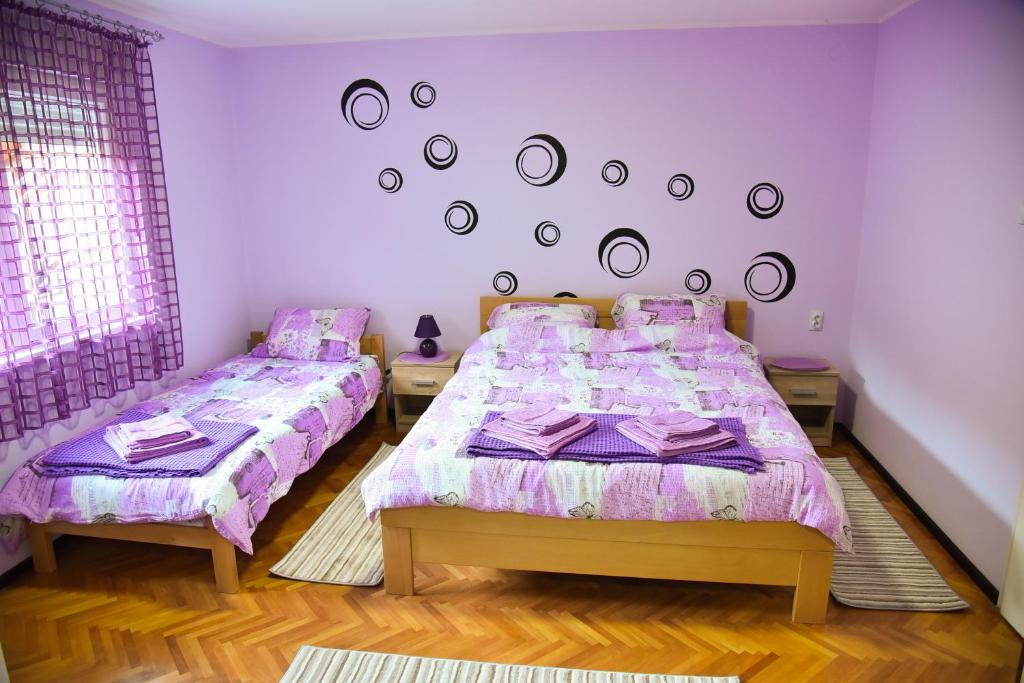 尼什PRENOĆIŠTE PILOT的一间卧室设有两张床和一面带镜子的墙壁