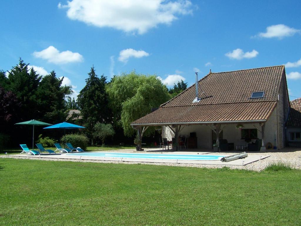 Saint-Ciers-ChampagneChez Jousseaume Chambre d'Hôtes et Gites的一座房子,设有一座带椅子和遮阳伞的游泳池