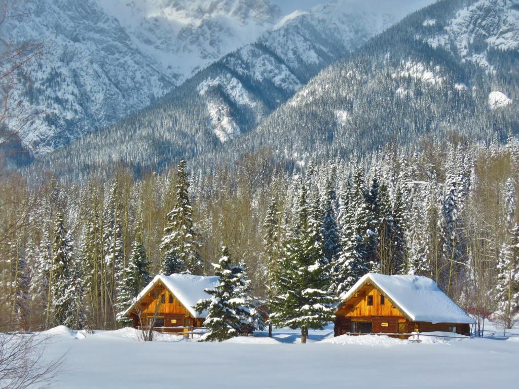 史密瑟斯Rocky Ridge Resort-BC的两座小木屋位于雪地中,以群山为背景