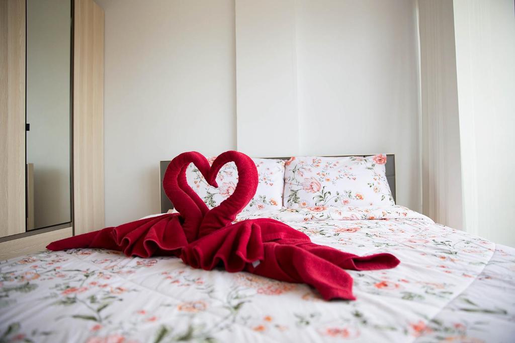 港生Grand Beach Condo B404 by Malai的床上的红毯,心形如心