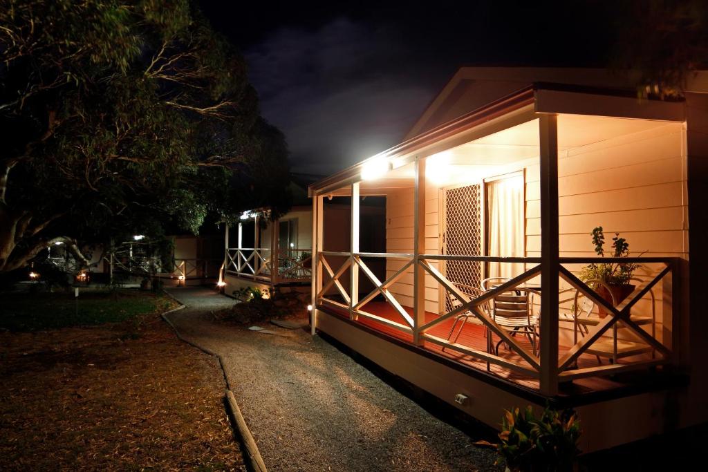 开普敦杰维斯凯普杰维斯度假屋的一间晚上设有门廊的小房子