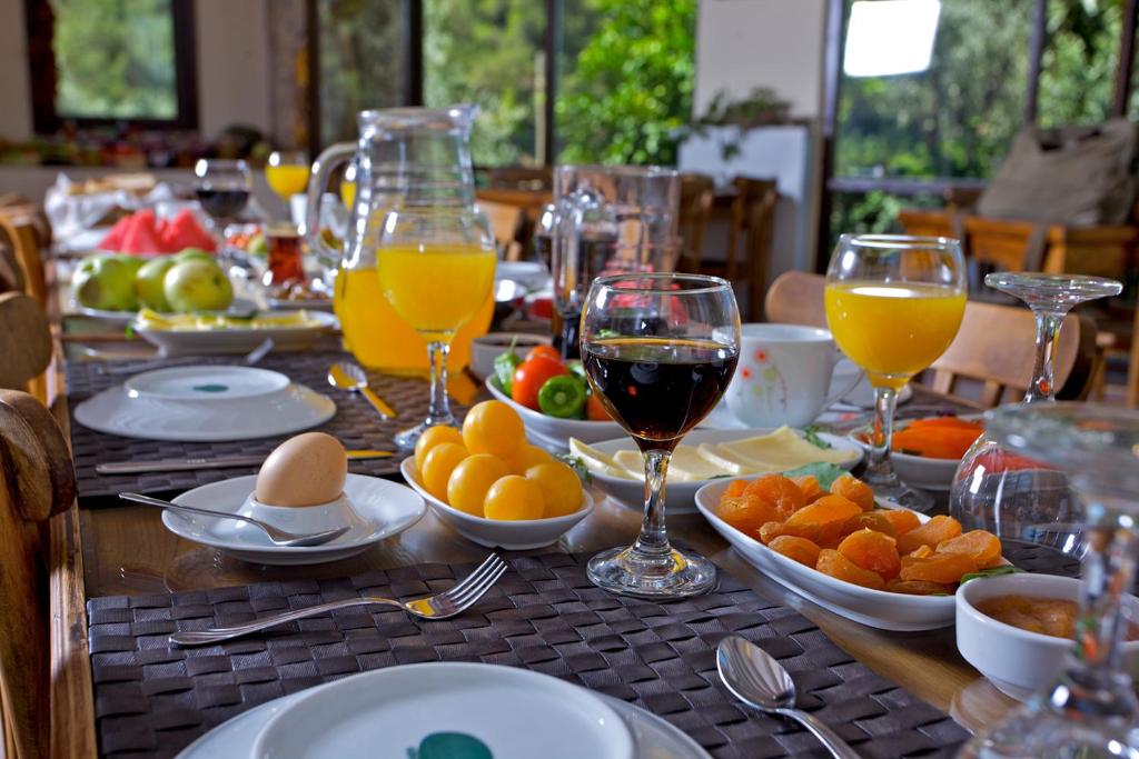 奇拉茨利以弗索斯精品酒店的一张桌子,上面放有盘子,酒杯和水果