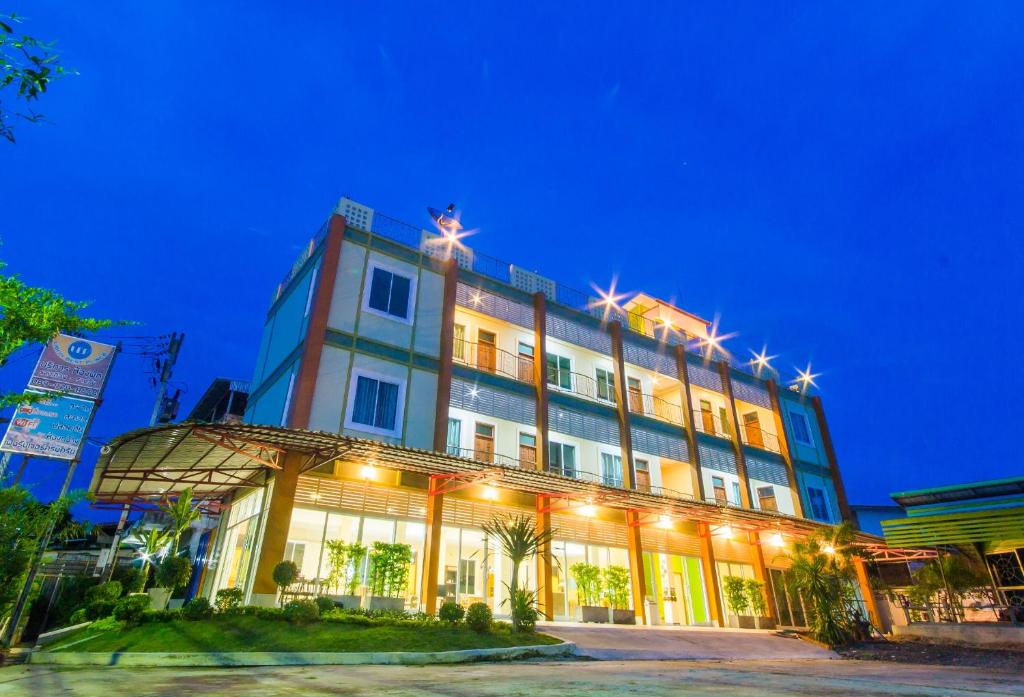 乌汶乌汶佳地公寓的一座在夜晚星空之上的建筑
