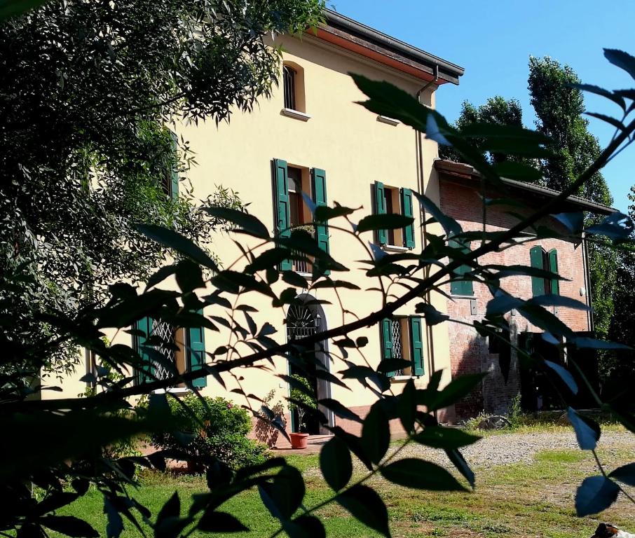 圣彼得罗-泰尔梅堡Il Boschetto di Morgana的建筑的一侧设有绿色百叶窗