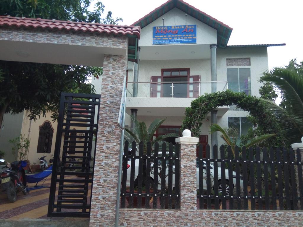 永熙Khách sạn Mộng An的一座带黑色栅栏和门的房子
