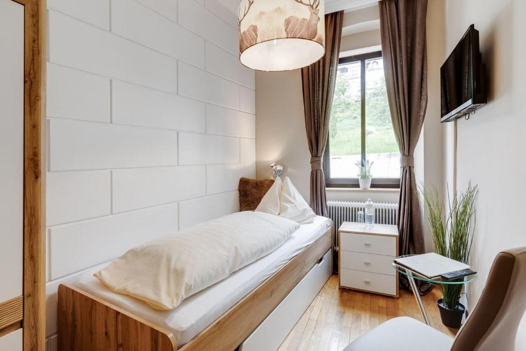 玛利亚采尔瓦兹和美瑞驰酒店的客房设有床和窗户。