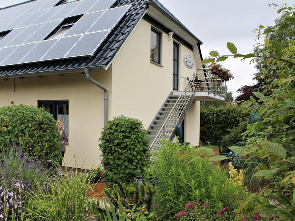 TarnewitzSpacious Apartment in Boltenhagen with Garden的屋顶上设有太阳能电池板的房子