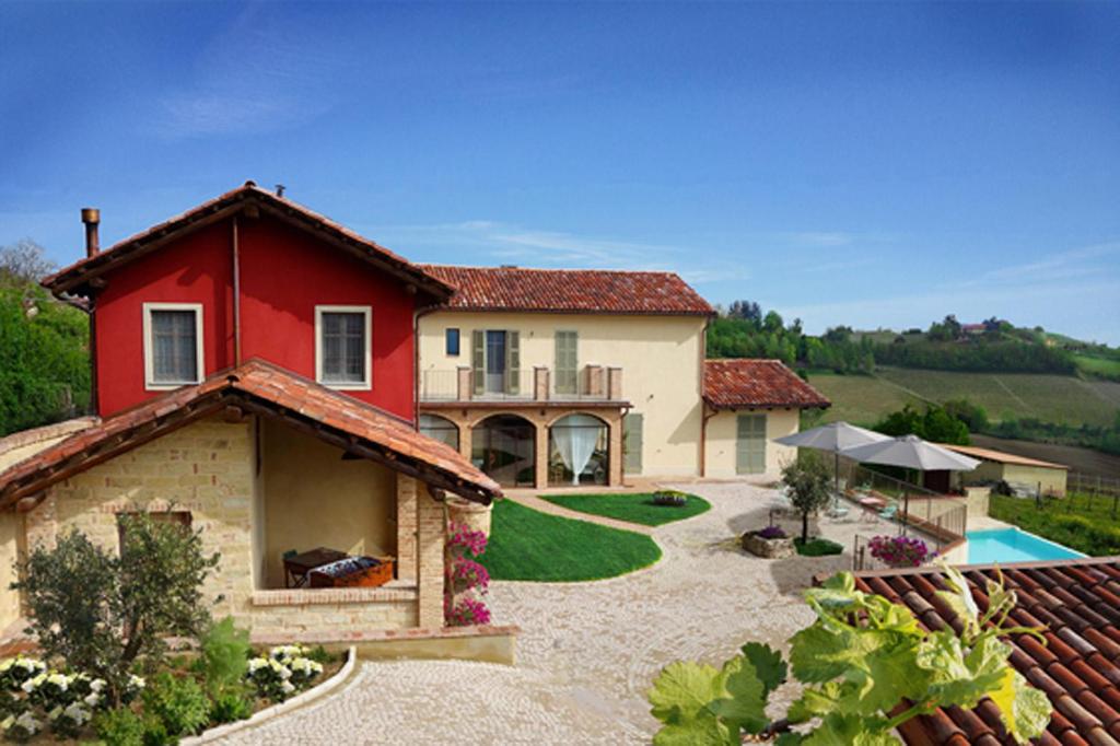 VignaleLocanda degli Ultimi的一座红色白色的房子和一个游泳池