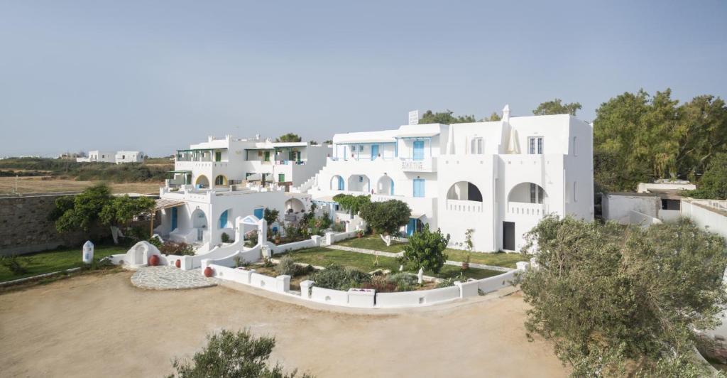 布拉卡卡提卡布里酒店的享有白色大房子的空中景致