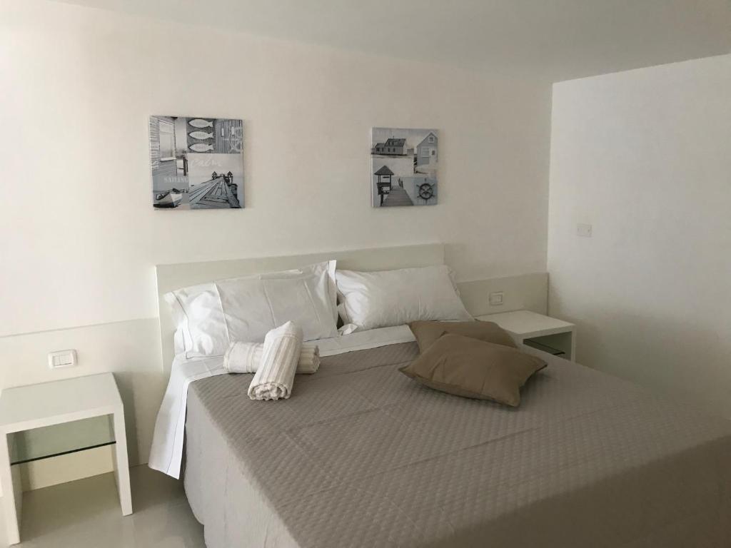 罗迪-加尔加尼科Villa Vittoria City的白色卧室配有一张带两个枕头的大床