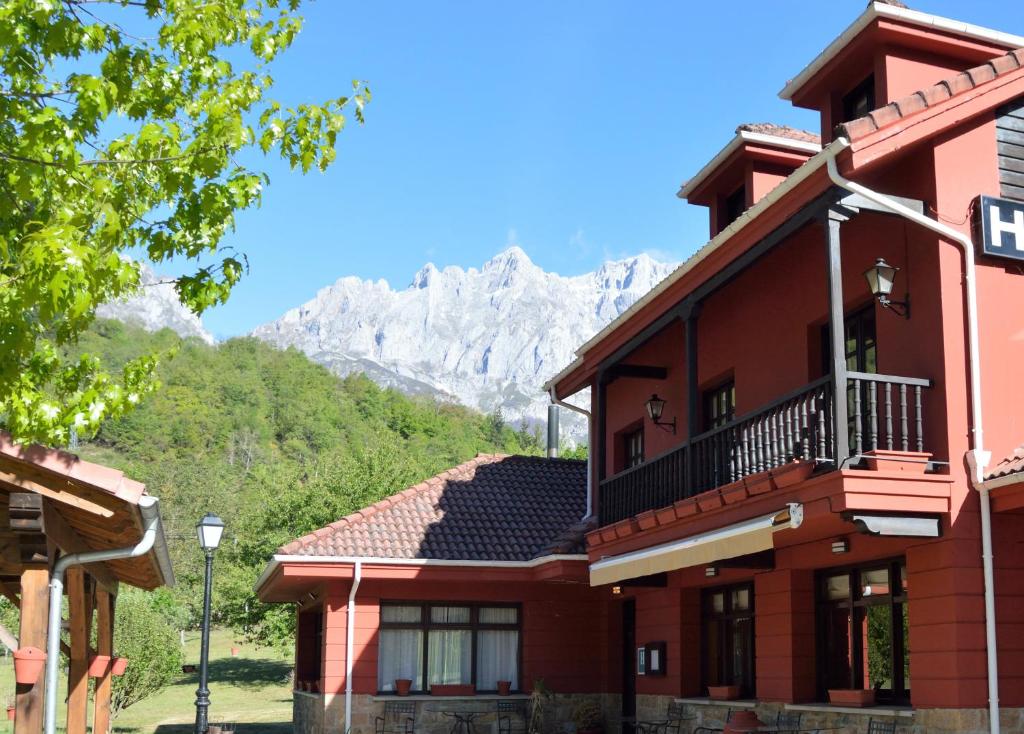 卡马莱尼奥极速酒店的带阳台的度假屋,享有山脉背景