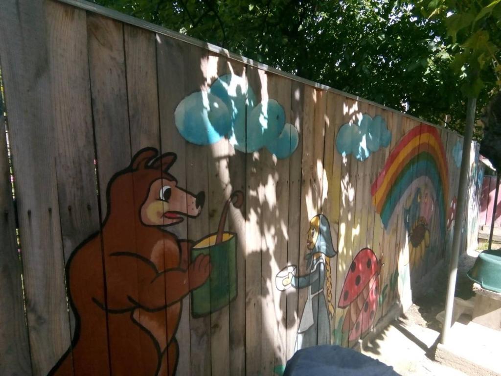 博尔若米Guest House Borjomi的墙上挂着卡通熊