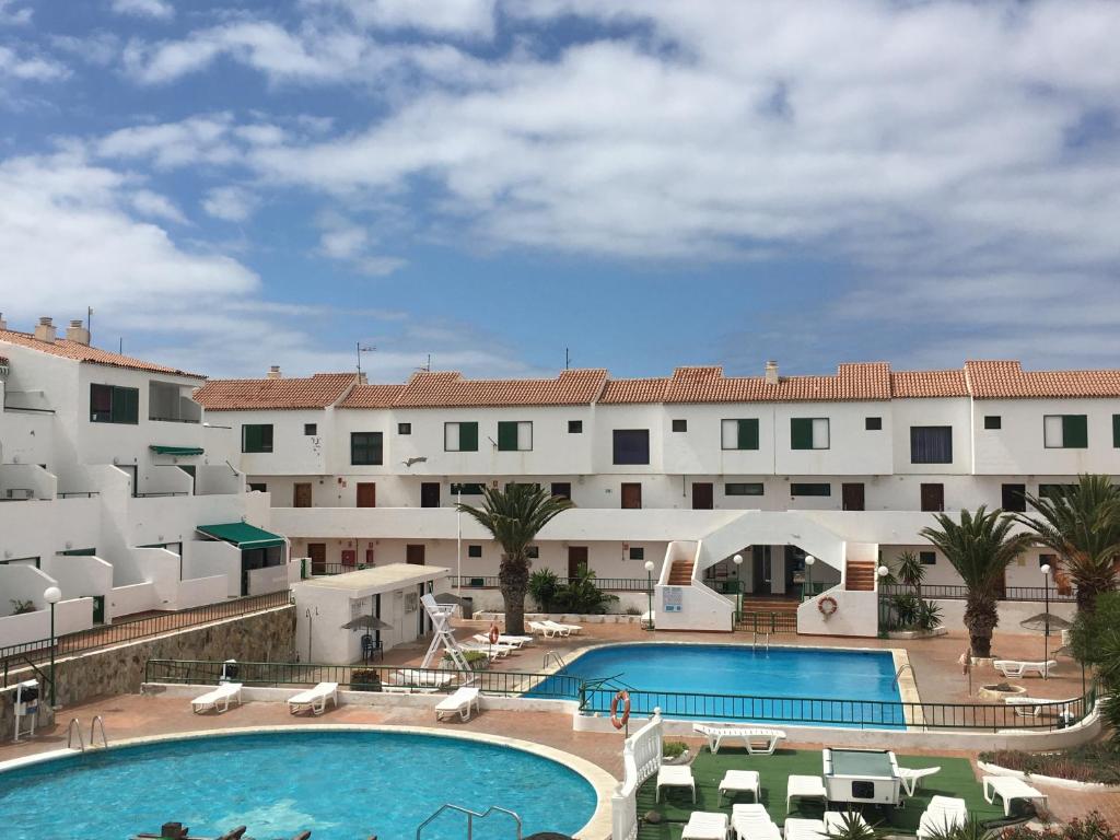 德尔锡伦西奥海岸costa del silencio的享有酒店正面景致,设有游泳池