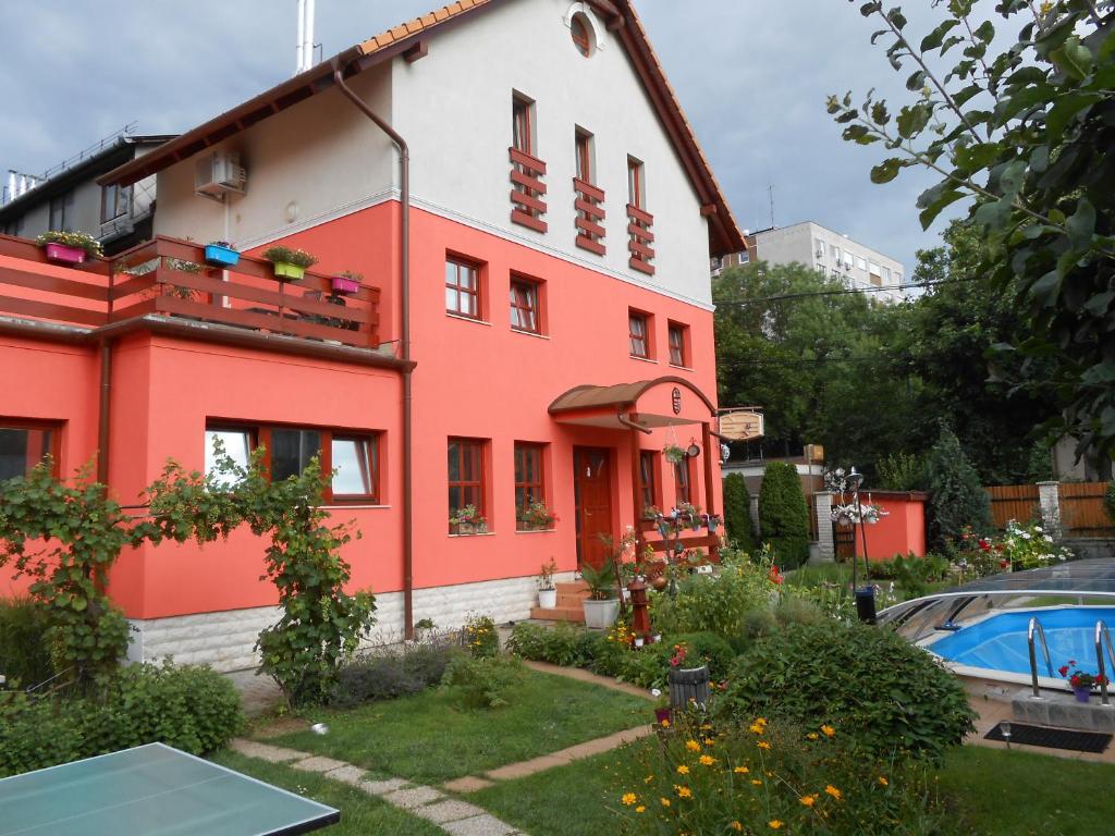 布达佩斯柯索柏金链花旅馆的红色和白色的房子,设有花园