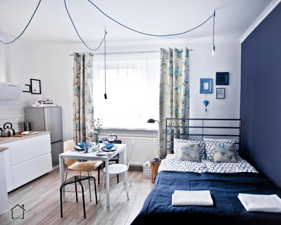 切比尼亚Hostel 33的一间小卧室,配有一张床和一张桌子