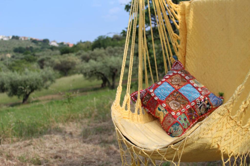 蒙特西尔瓦诺Villa Sarno的田野上的吊床和枕头