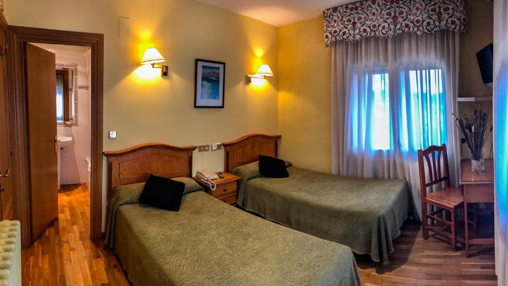 哈卡亚尼乌酒店的酒店客房设有两张床和窗户。