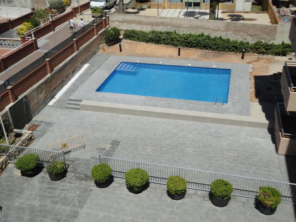 托里代巴拉拉磨家蒙特科所公寓的享有种植了植物的游泳池的顶部景致