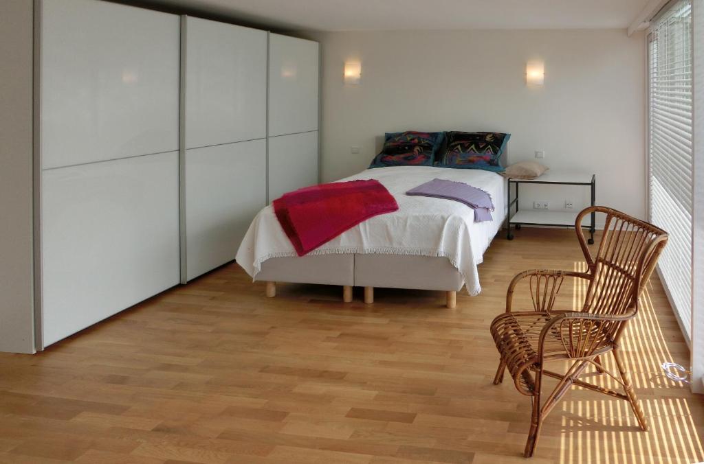 杜塞尔多夫Modernes, sonniges Appartement im Herzen von Düsseldorf的一间卧室配有一张床和两把椅子