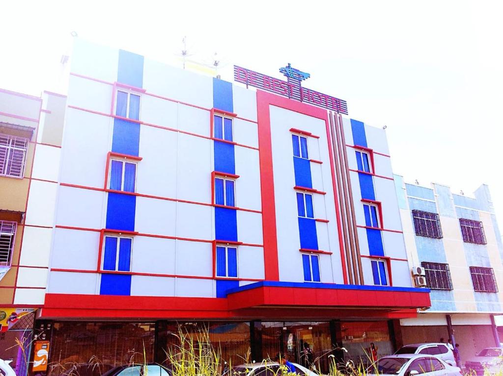 名古屋De Best Hotel的一座建筑,上面有蓝色和红色的油漆