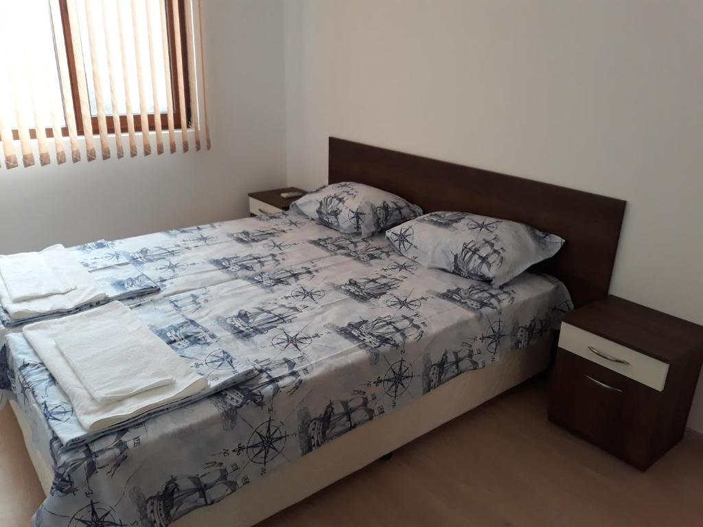 巴尔奇克Апартамент Явор的一间卧室配有一张带毯子和枕头的床。