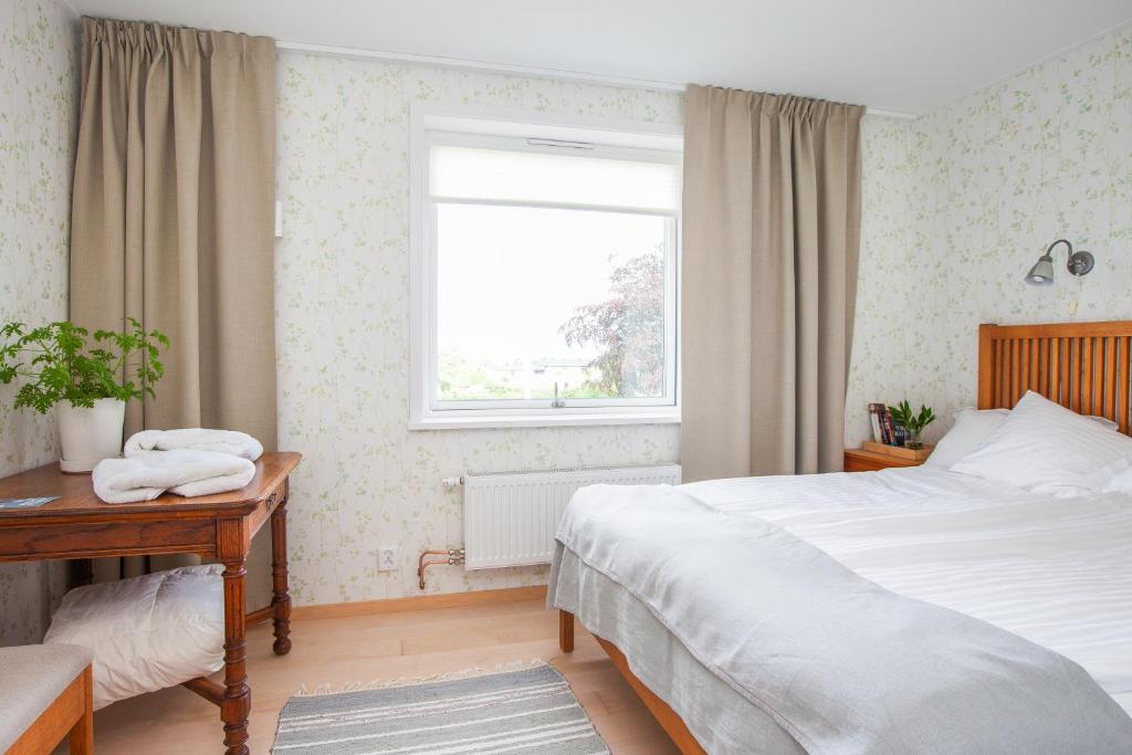 格兰纳Gränna Lakeview的一间卧室配有一张床、一张书桌和一个窗户。