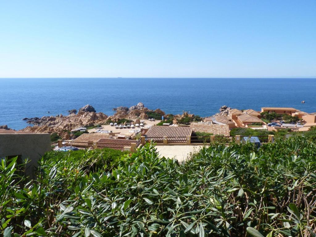 帕拉迪索海岸Residenze Paradiso的享有以大海为背景的度假胜地的景致