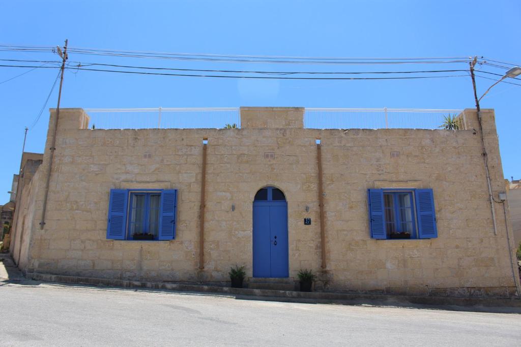 加拉Simar的蓝色百叶窗和蓝色门的砖砌建筑
