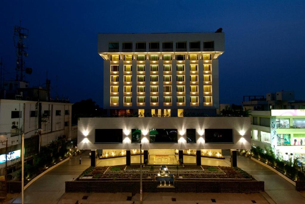 维杰亚瓦达Vivanta Vijayawada, MG Road的前面有灯的大建筑