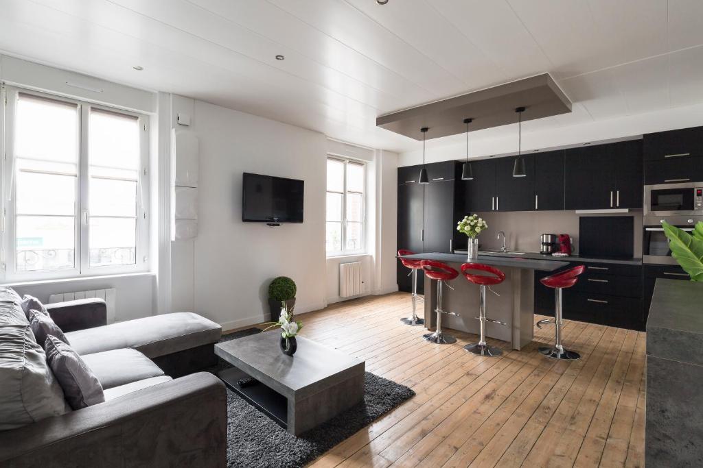圣马洛Zen et design, proche Cité Corsaire的带沙发的客厅和厨房