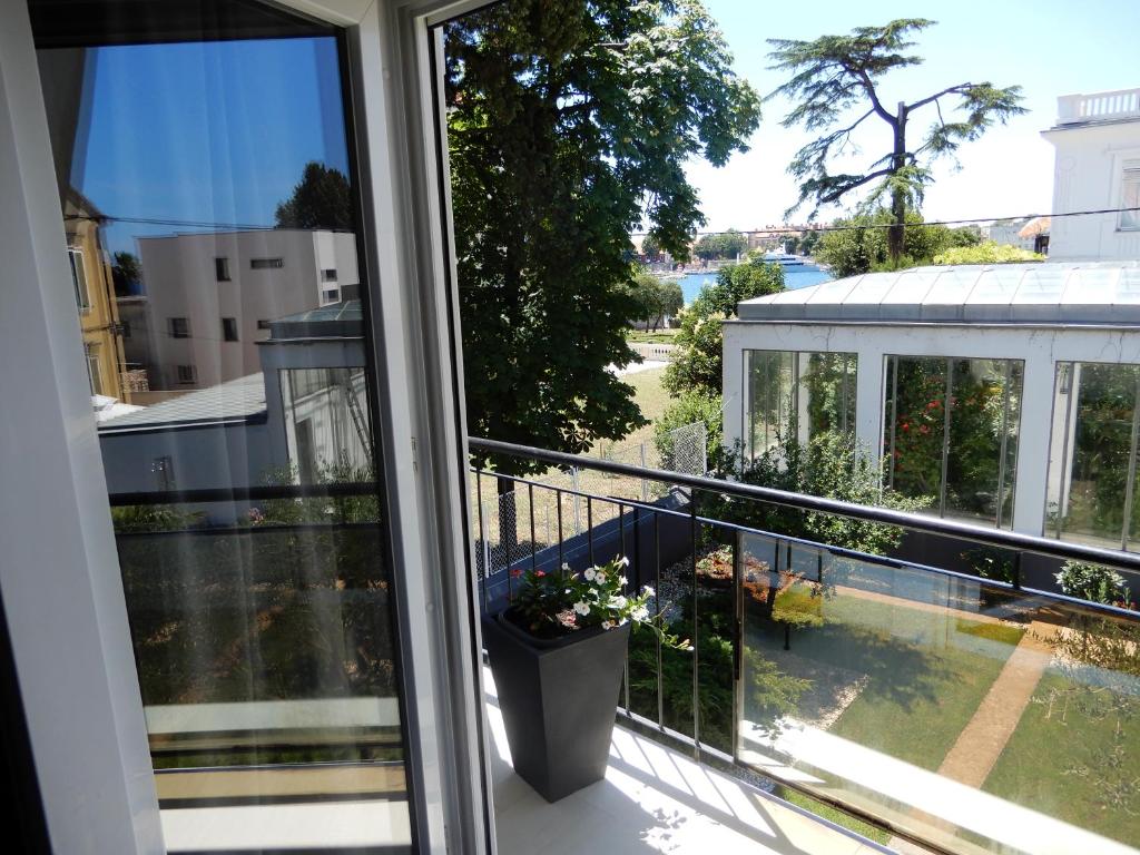 扎达尔Apartman Nia的享有庭院景致的阳台