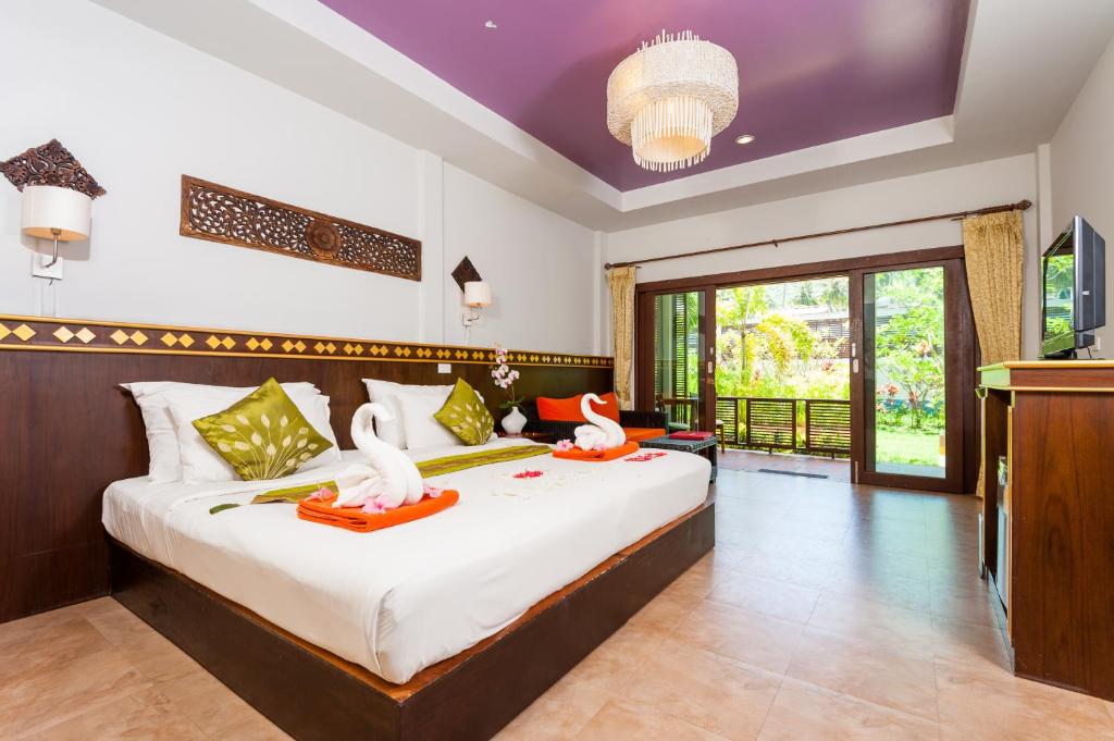 涛岛涛岛泰安度假酒店的一间卧室配有一张带两个天鹅的床