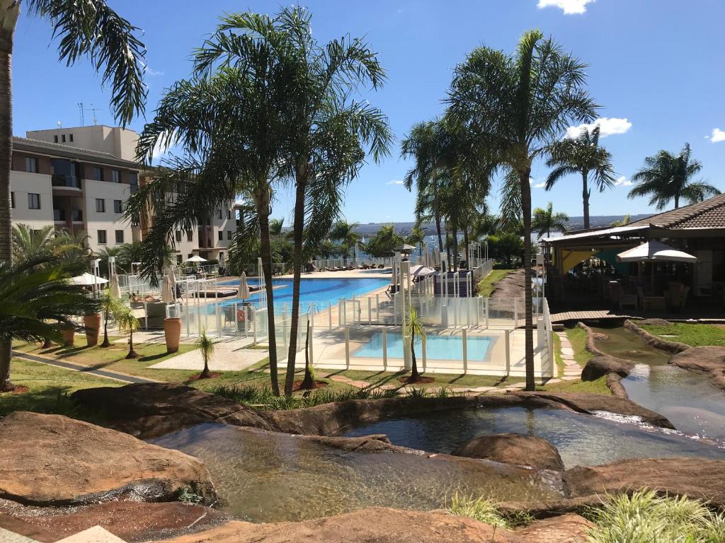 巴西利亚Flat em Resort incrivel a 10 min da Esplanada, STF e PGR的棕榈树度假村的游泳池